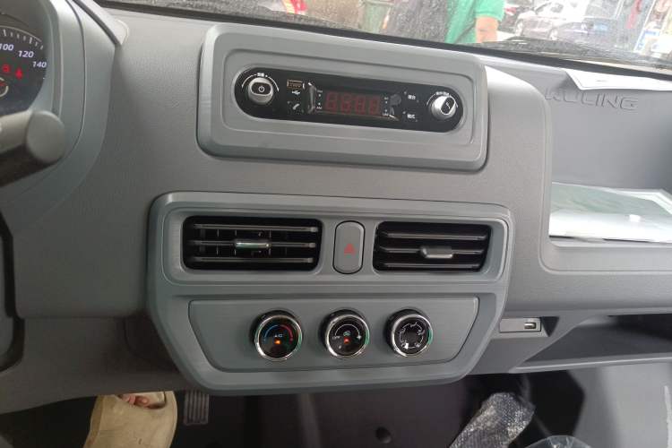 Used Wuling Yangguang 2024 300KM Comfort Version Passenger Van 75kW