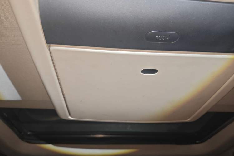 Used Dodge Journey 2013 2.4L Two-Wheel Drive Luxury Version Headliner