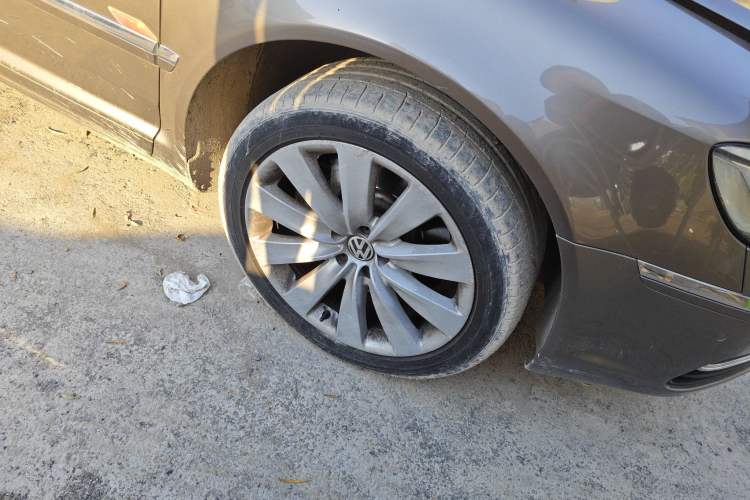 Used Volkswagen Phaeton 2011 4.2L V8 4-seat Extended-Range Individual Edition Right Front Wheel Hub