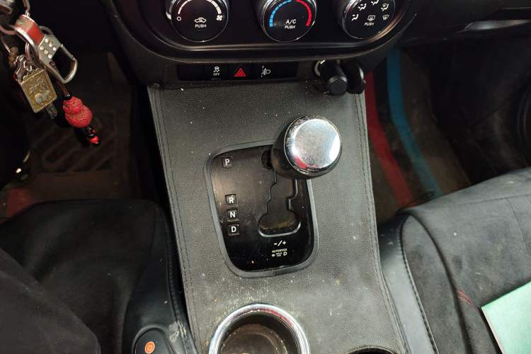 Used Jeep Compass 2013 2.0L two-wheel drive sport version
