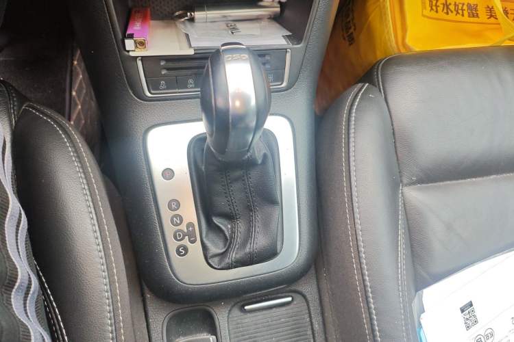 Used Volkswagen Tiguan 2016 280TSI Automatic Two-Wheel Drive Silk Road Comfort Edition Gear Lever