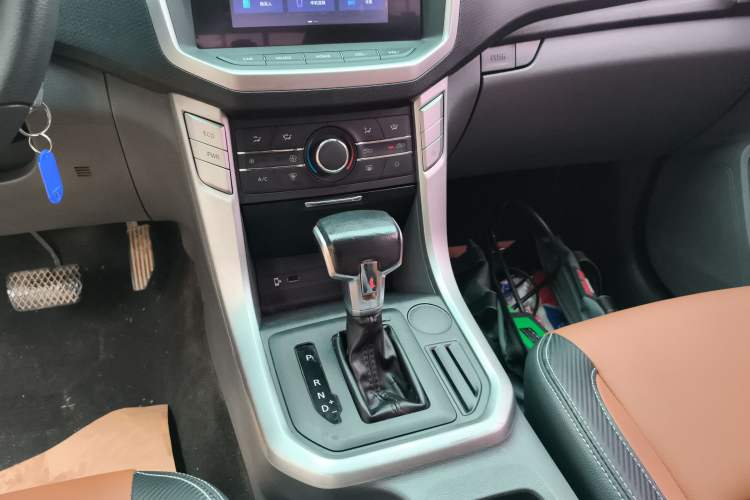 Used SAIC MAXUS T70 2019 2.0T Diesel Automatic Two-Wheel Drive Comfort Edition with Long Bed and High Ground Clearance