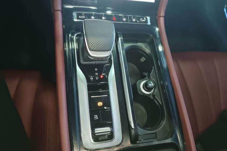 Used Hongqi H5 2025 2.0T Automatic Xuan Ying Edition
