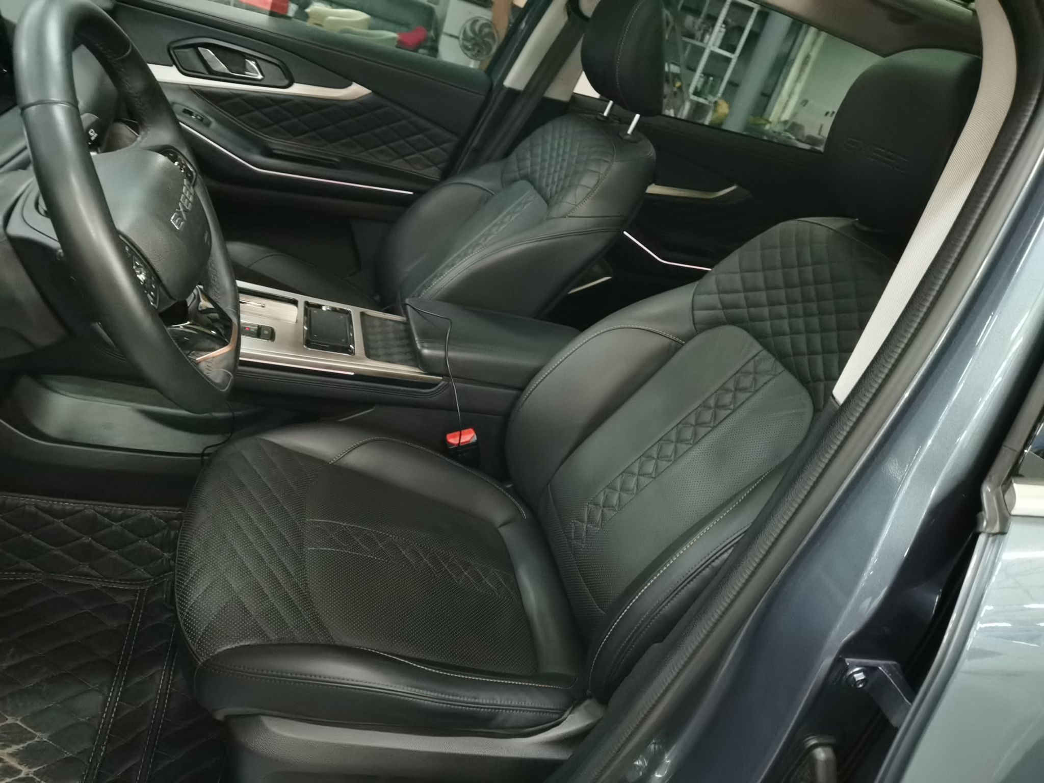 المقاعد الأمامية داخل السيارة