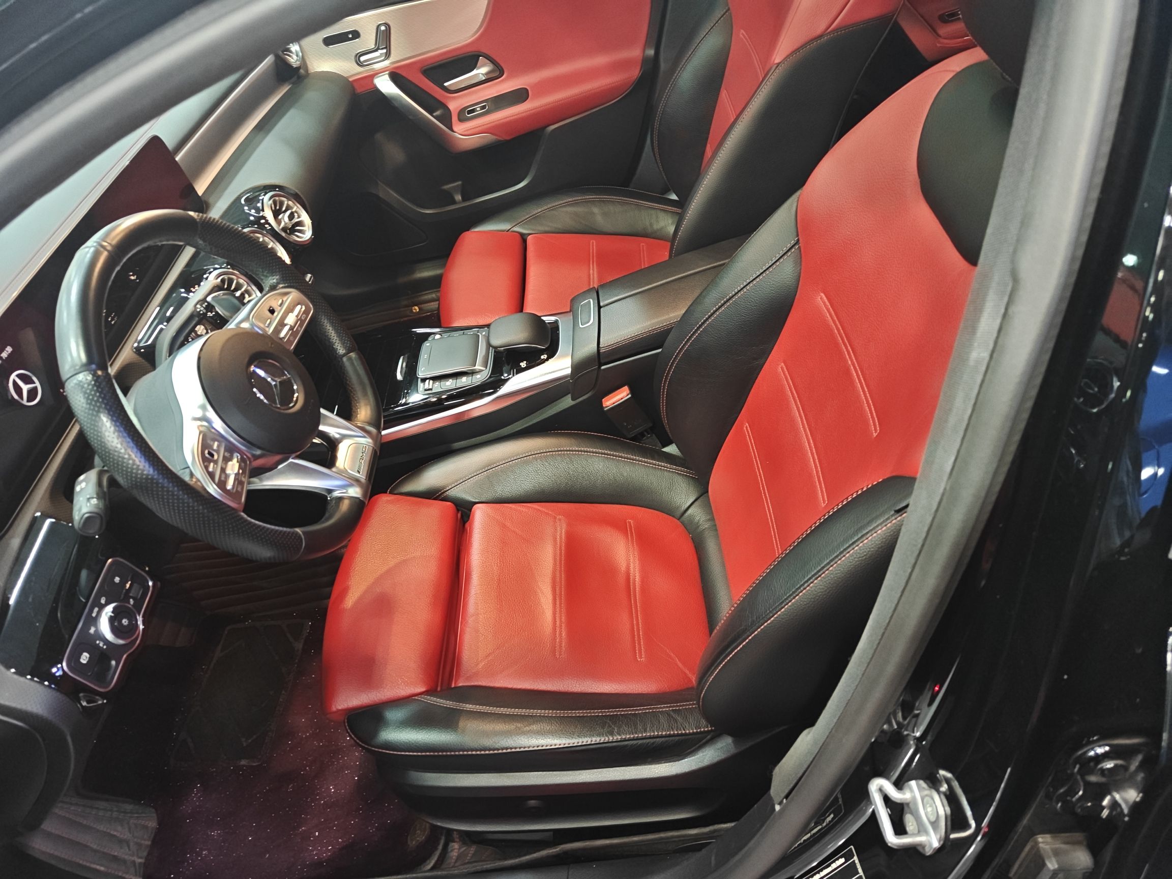 Переднее сиденье в автомобиле