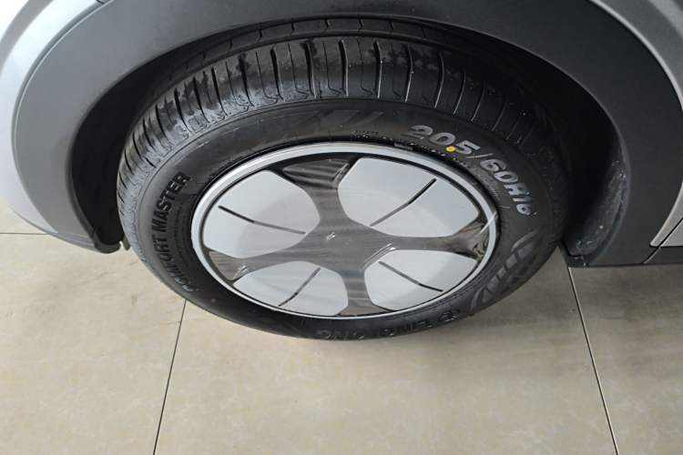 Used Geely Galaxy Geome 2026 Model 310km Youth Edition Left Front Wheel Hub