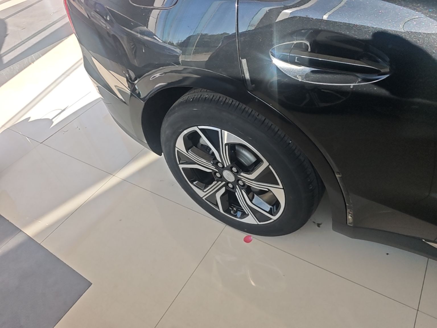 Hongqi E-QM5 2023 Base Travel Edition — снимка 11