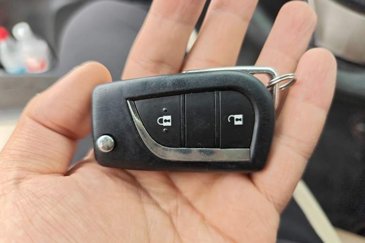 Used Toyota RAV4 2015 2.0L CVT Two-Wheel Drive Fashion Edition Vehicle Key