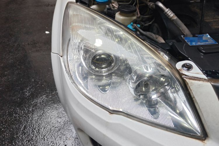 Used Haval H6 2013 Upgraded Model 2.4L Automatic Two-Wheel Drive Elite Version Right Front Headlight