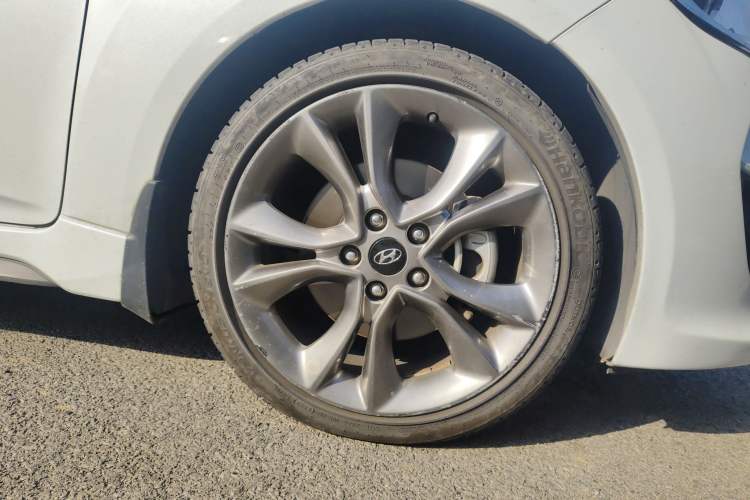 Used Hyundai Veloster 2015 1.6T Automatic Luxury Edition Right Front Wheel Hub