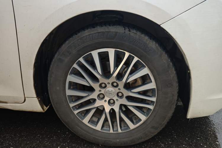 Used Toyota SIENNA  Right Front Wheel Hub