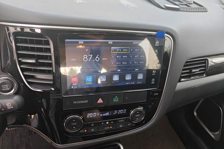 Used Mitsubishi Outlander 2018 2.4L 4x4 Elite Edition 5 Seats Audio And AC Panel