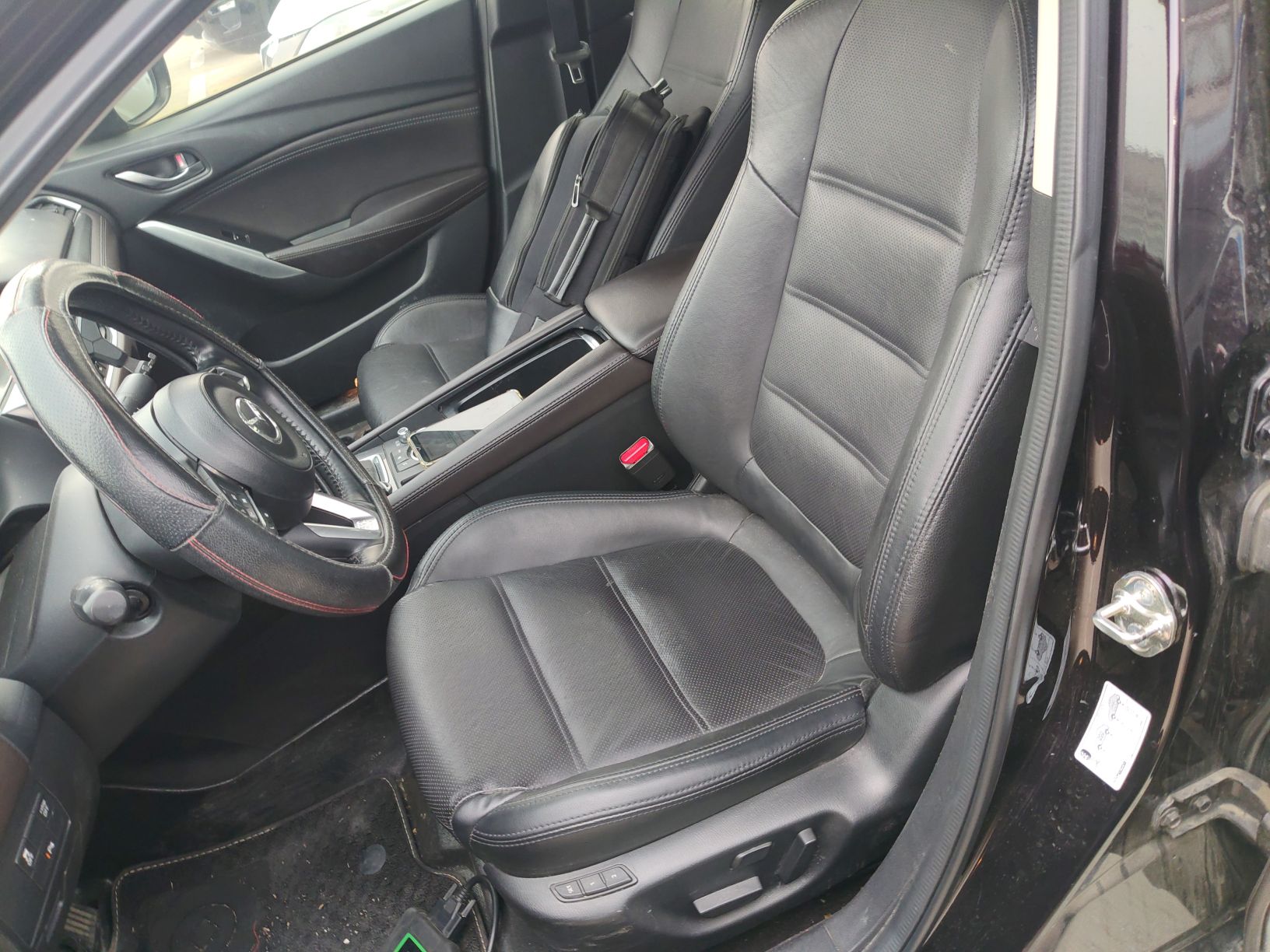 Переднее сиденье в автомобиле