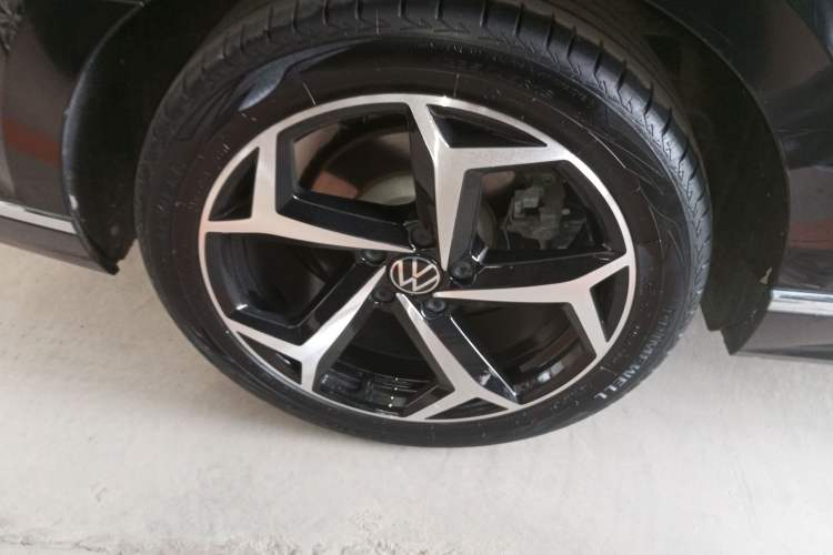 Used Volkswagen Magotan 2023 2 Million Units Limited Edition 330TSI DSG Leading Version Right Rear Wheel Hub