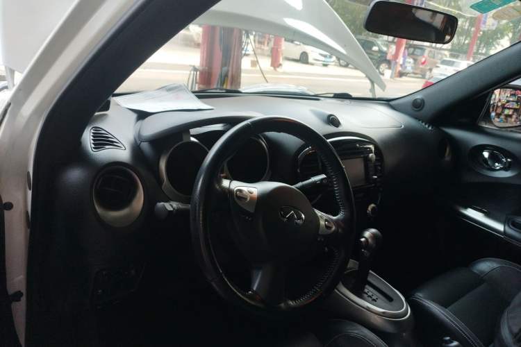 Used Infiniti ESQ 2014 1.6L Luxury Edition Center Console