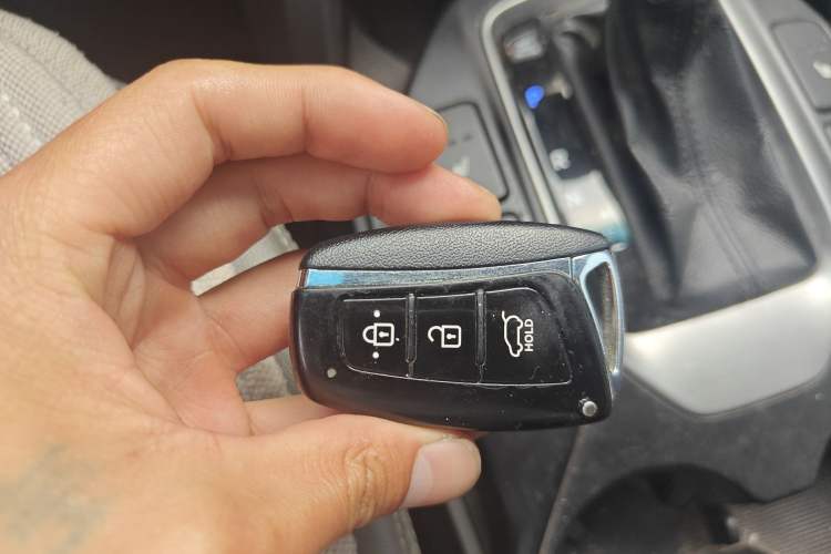 Used Hyundai Santa Fe Classic 2013 3.0L 4x4 Comfort Edition with Navigation 7 Seats Euro IV
