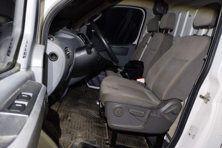 Used SAIC MAXUS Xintu V80 2021 2.0T AMT Classic City Distribution King Long Wheelbase Mid-Roof 3-Seater