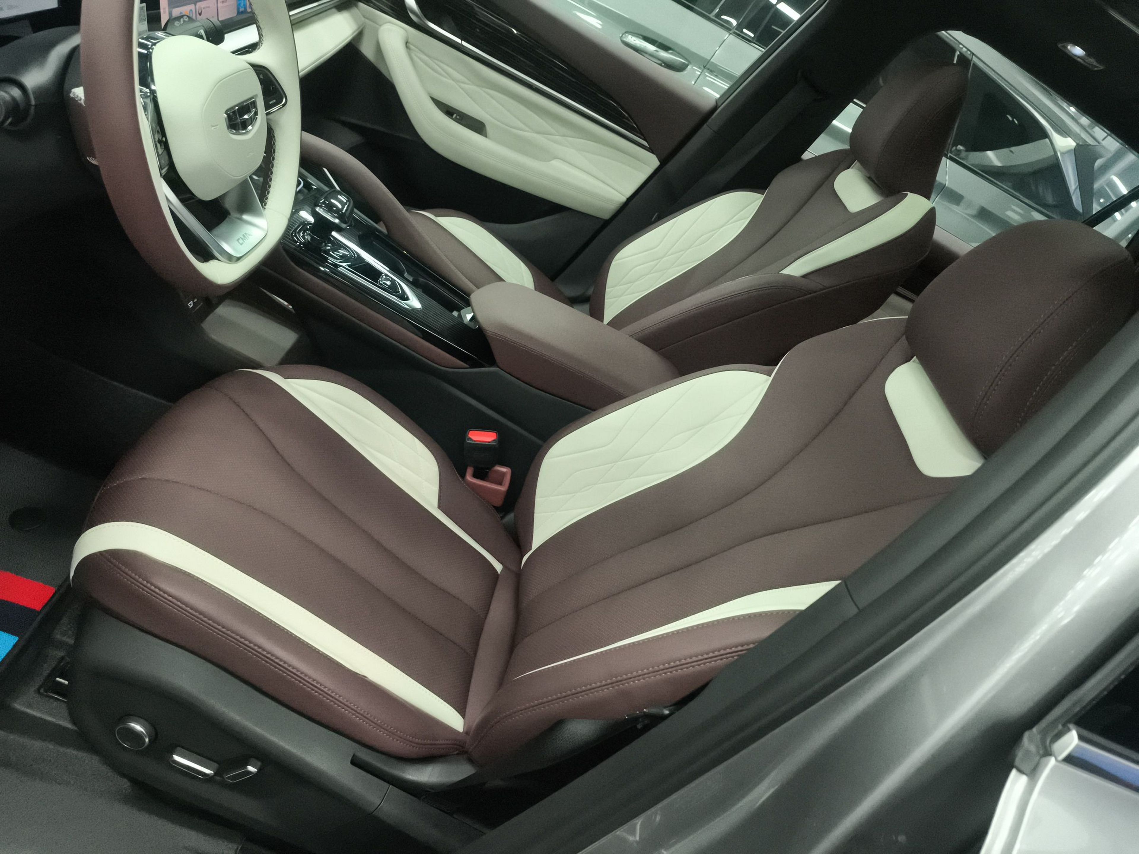 المقاعد الأمامية داخل السيارة