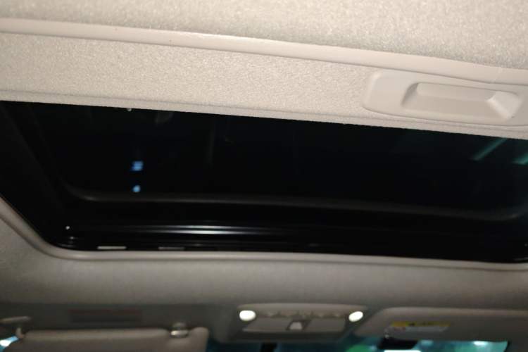 Used Nissan Terra 2018 2.5L Automatic 4x4 Luxury Edition Headliner