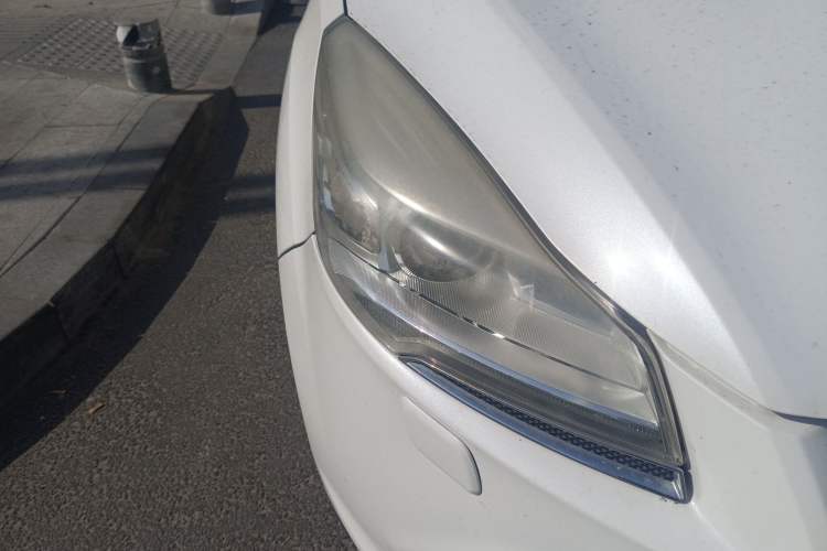 Used Ford Kuga 2015 2.0L GTDi Four-Wheel Drive Prestige Model Right Front Headlight