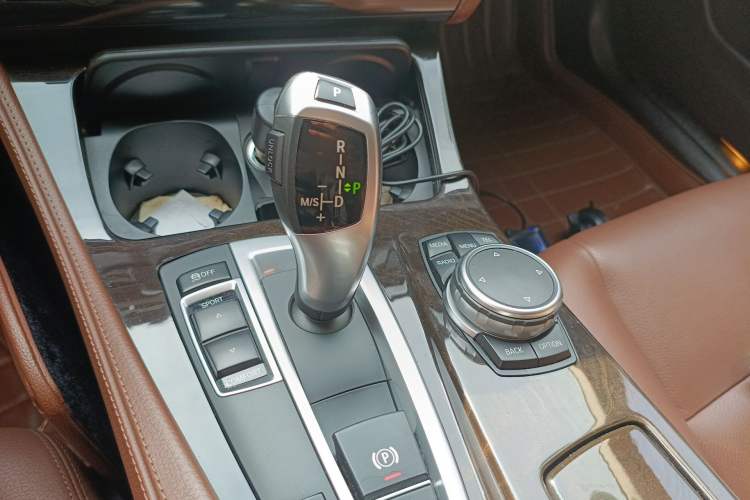 Used BMW 5 Series 2014 528Li Leading Model
