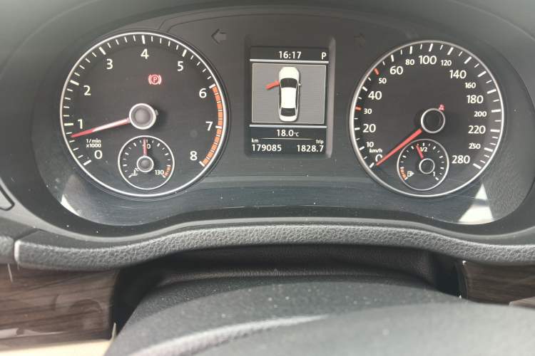 Used Volkswagen Passat 2014 1.8TSI DSG Ultimate Edition Odometer Close Up