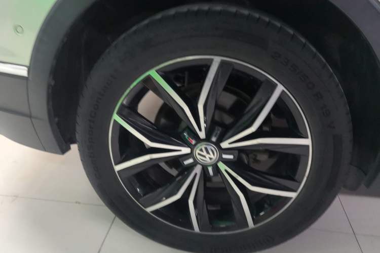 Used Volkswagen Tiguan L 2019 330TSI Automatic Two-Wheel Drive Smart Luxury Version China VI Standard
