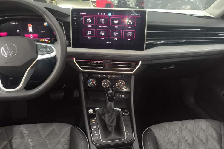 Used Volkswagen Sagitar 2025 300TSI DSG Excellence Edition Audio And AC Panel