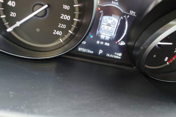 Used Land Rover Discovery Sport 2017 2.0T SE Odometer Close Up