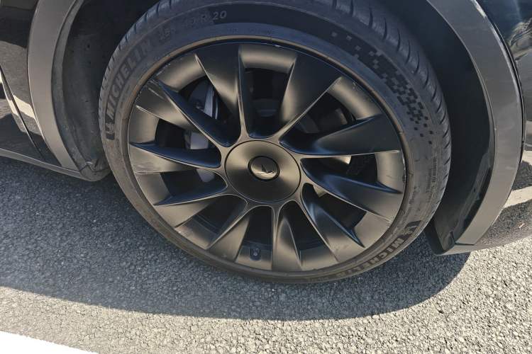 Used Tesla Model Y 2021 Standard Range Rear-Wheel Drive Version Right Front Wheel Hub