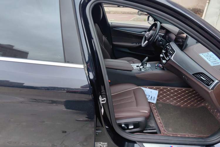 Used BMW 5 Series 2021 Facelifted 530Li Leading Edition M Sport Package Right Front Seat