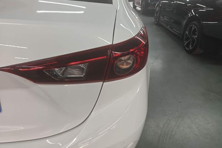Used Mazda 3 Axela 2014 Sedan 1.5L Automatic Luxury Model
