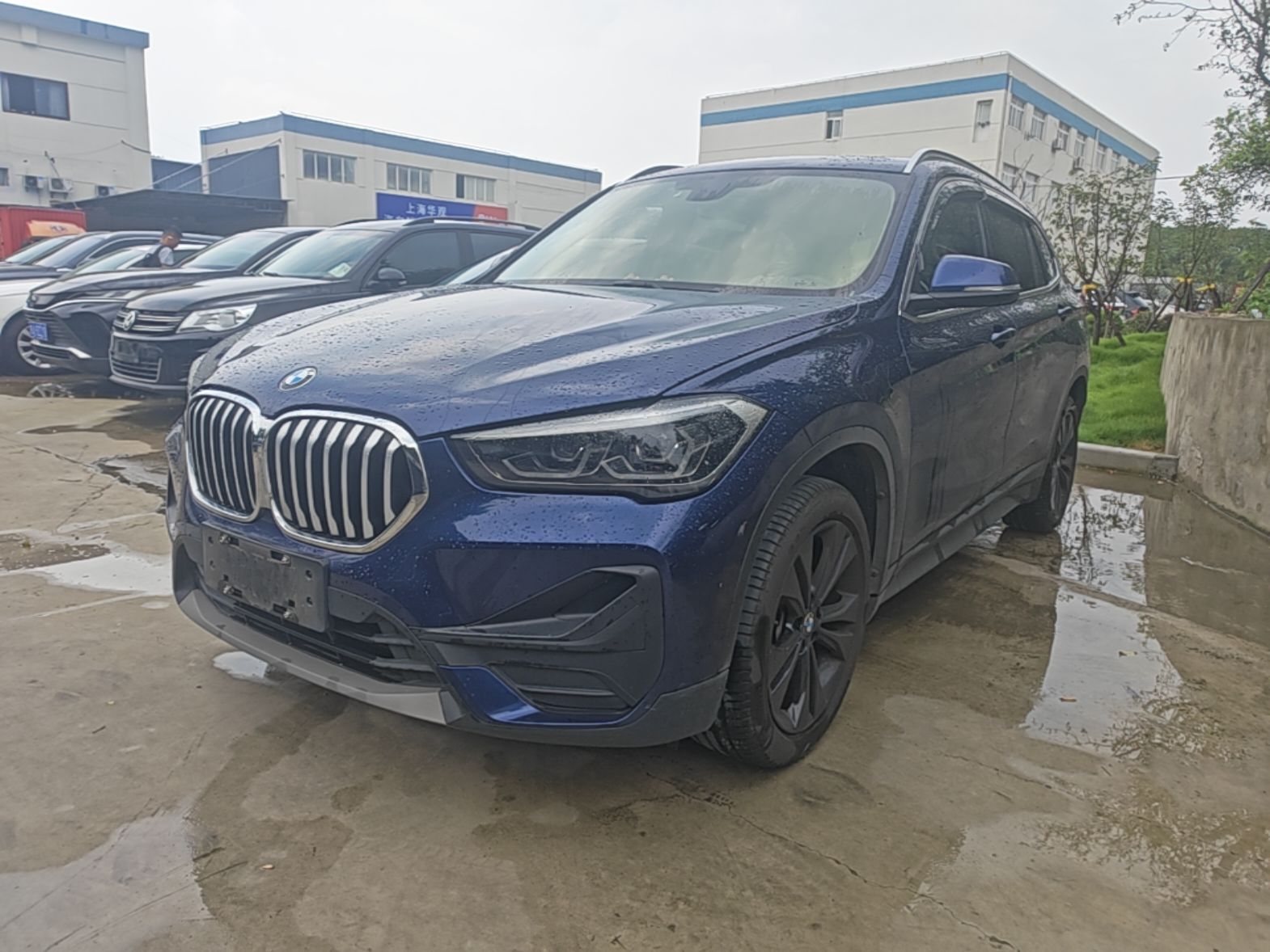 Под передней частью автомобиля