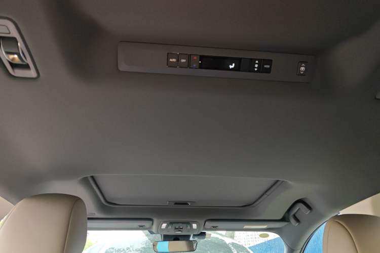 Used Toyota Granvia 2022 2.5L Hybrid Premium Edition
