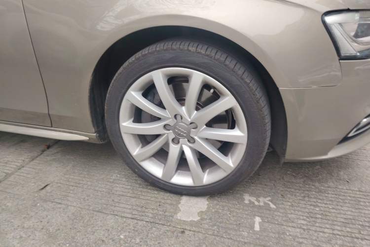 Used Audi A4L 2013 50 TFSI quattro flagship model
