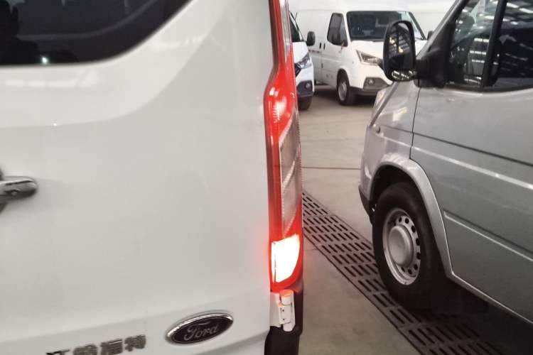 Used Ford Transit 2020 2.0T Diesel Multi-Function Commercial Vehicle Mid-Chassis Low-Roof Design with Dual Rear Doors Meeting China VI Emission Standards Exterior 3