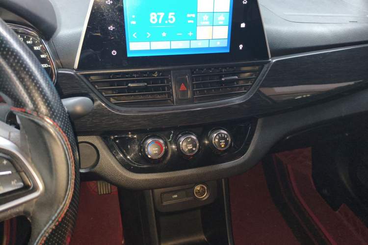 Used Baojun 310 2017 1.5L Automatic Luxury Model Audio And AC Panel