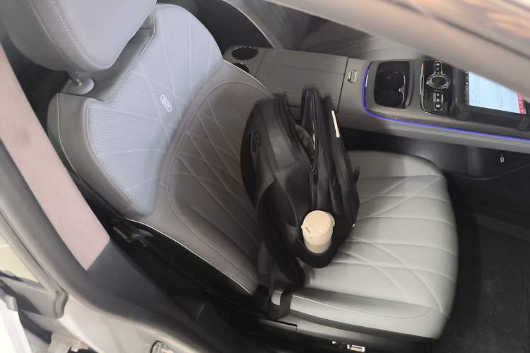 Used Geely Galaxy E8 2025 700 km Long-Range Intelligent Driving Version Right Front Seat