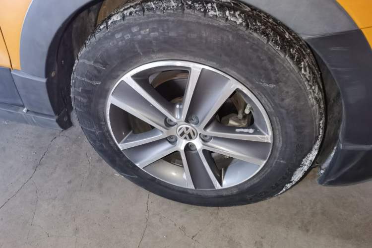 Used Volkswagen Polo 2012 1.6L Cross Polo Automatic Transmission Right Front Wheel Hub