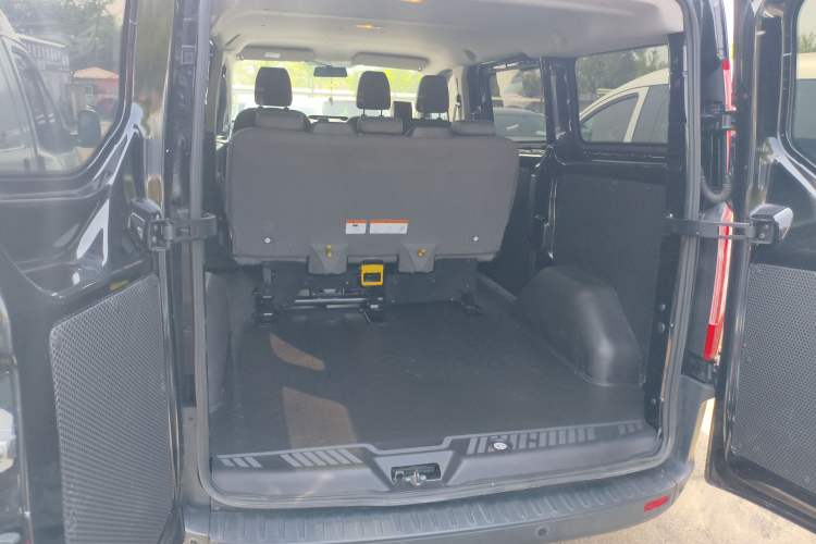 Used Ford Transit 2020 2.0T Diesel Multi-Function Commercial Vehicle Mid-Chassis Low-Roof Design with Dual Rear Doors Meeting China VI Emission Standards