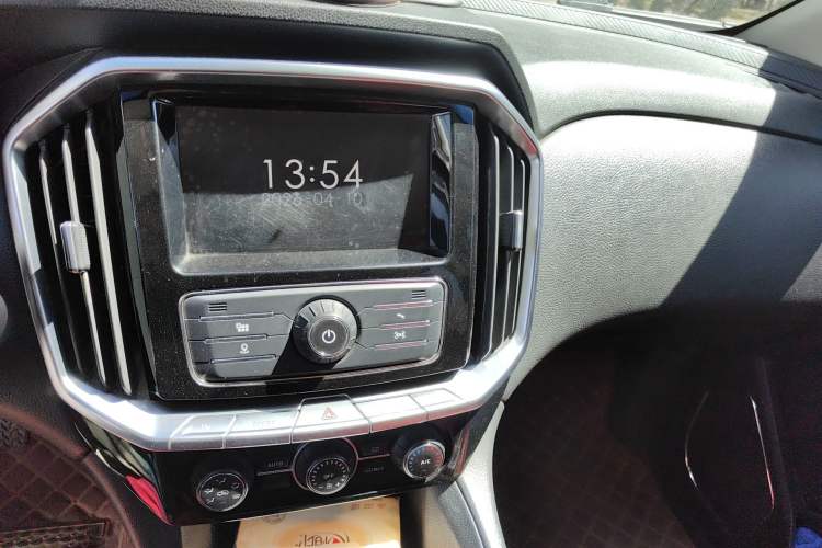 Used JMC Yusheng S350 2016 2.0T Automatic All-Wheel Drive Gasoline Luxury Version with Sunroof 5 Seats Audio And AC Panel