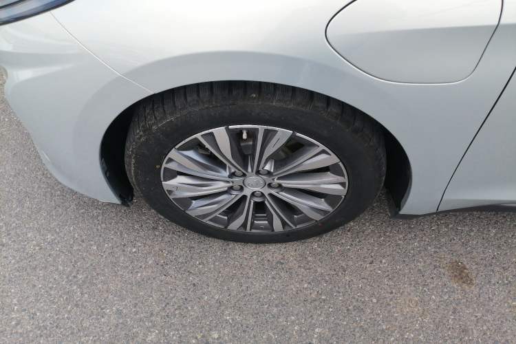 Used Hongqi E-QM5 2022 431 km Charge & Enjoy Edition Left Front Wheel Hub