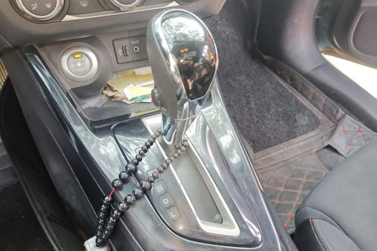 Used Nissan Lannia 2016 1.6L CVT Smart Cool Edition Gear Lever