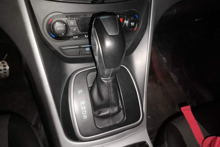 Used Ford Kuga 2013 1.6L GTDi Two-Wheel-Drive Trend Model Gear Lever