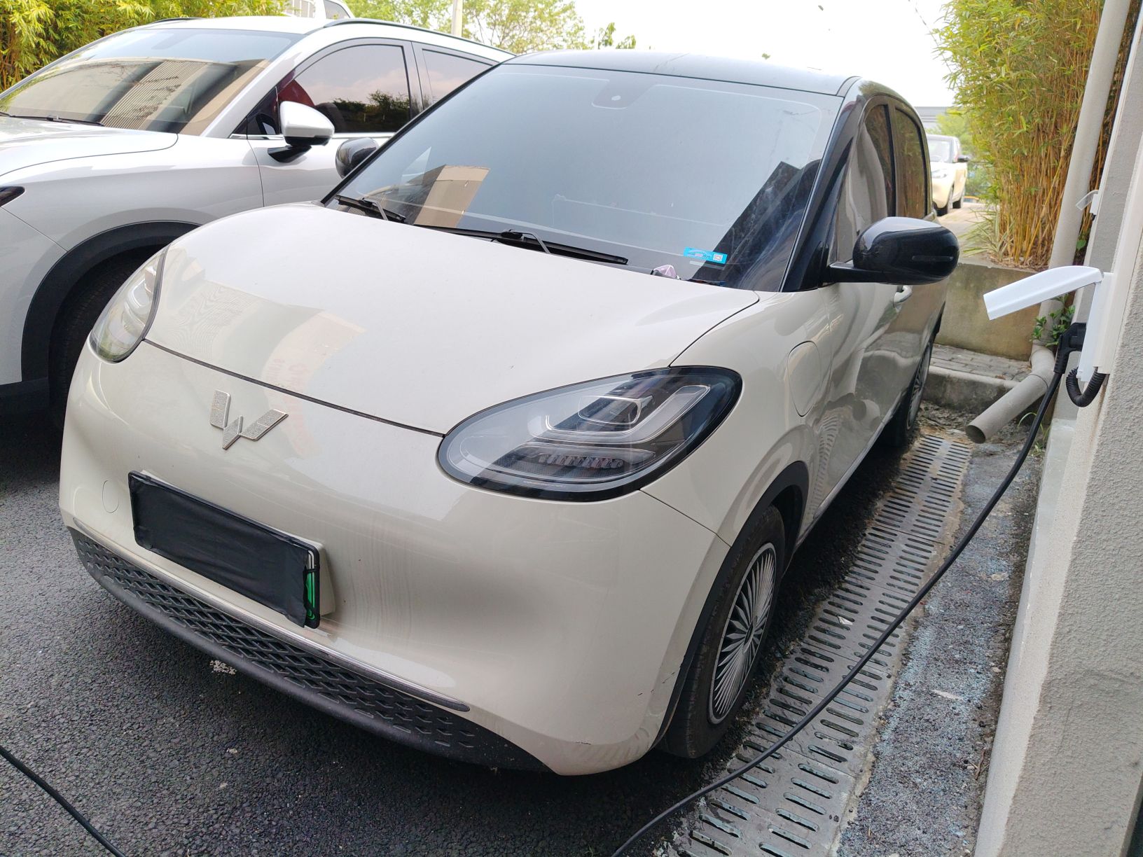 Под передней частью автомобиля