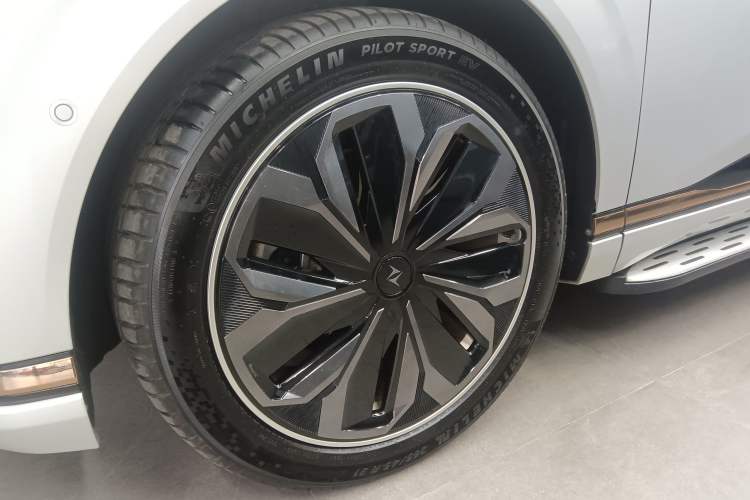 Used Dongfeng eπ eπ008 2025 210 Ultra Range-Extended Version 5 Seats Left Front Wheel Hub