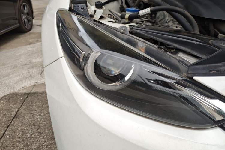 Used Mazda 3 Axela 2017 Sedan 1.5L Automatic Luxury Model Emission Standard China V Right Front Headlight