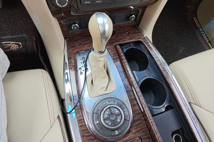 Used Nissan Patrol 2016 5.6L Standard Edition Gear Lever