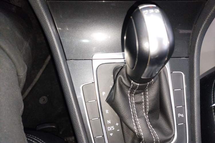 Used Volkswagen Golf 2017 230TSI Automatic Comfort Edition – Celebrating Milestone of One Million Units Gear Lever