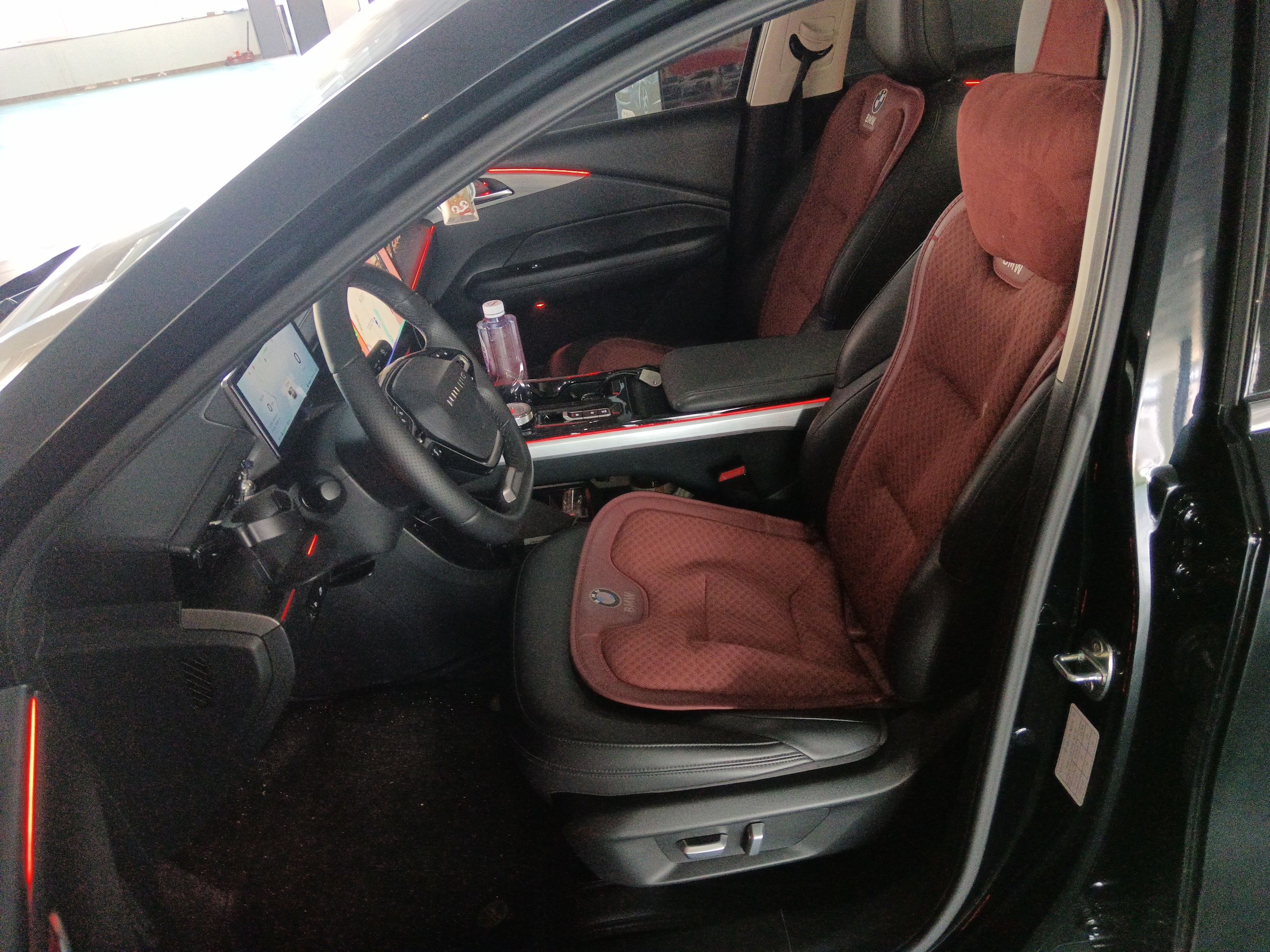 المقاعد الأمامية داخل السيارة